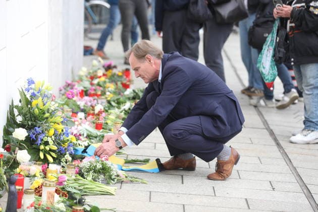 Burkhard Jung bei der Kranzniederlegung für die Opfer der Amokfahrt. In der Fußgängerzone der Leipziger Innenstadt ist am Montag ein 33-jähriger Leipziger mit seinem Auto in eine Menschenmenge gerast. Es gibt zwei Tote und zahlreiche Verletzte. Erst ein Poller stoppt die Fahrt am Ende der Grimmaischen Straße. Leipzig, 05.05.2026 Copyright: xAgenturxMatthiasxWehnertx xM.xGränzdörferx