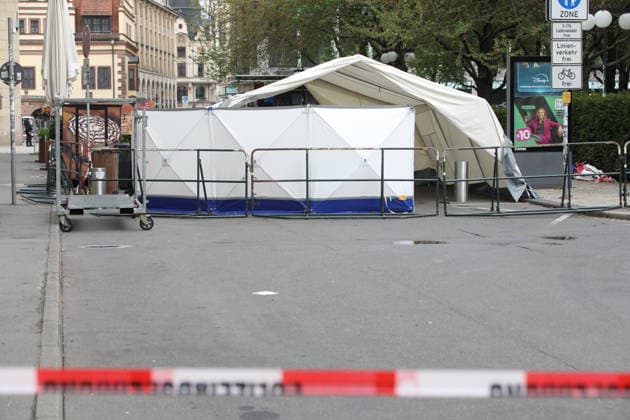 Weiträumige Abriegelung der Leipziger Innenstadt zur Spurensicherung. In der Fußgängerzone der Leipziger Innenstadt ist am Montag ein 33-jähriger Leipziger mit seinem Auto in eine Menschenmenge gerast. Es gibt zwei Tote und zahlreiche Verletzte. Erst ein Poller stoppt die Fahrt am Ende der Grimmaischen Straße. Leipzig, 05.05.2026 Copyright: xAgenturxMatthiasxWehnertx xM.xGränzdörferx