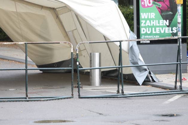 Weiträumige Abriegelung der Leipziger Innenstadt zur Spurensicherung. In der Fußgängerzone der Leipziger Innenstadt ist am Montag ein 33-jähriger Leipziger mit seinem Auto in eine Menschenmenge gerast. Es gibt zwei Tote und zahlreiche Verletzte. Erst ein Poller stoppt die Fahrt am Ende der Grimmaischen Straße. Leipzig, 05.05.2026 Copyright: xAgenturxMatthiasxWehnertx xM.xGränzdörferx