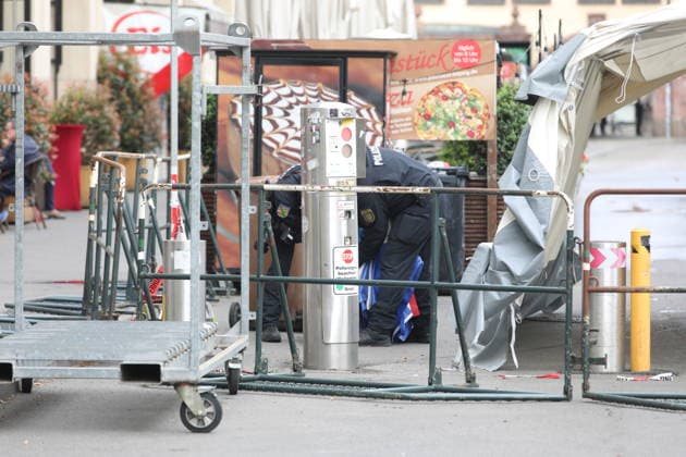 Weiträumige Abriegelung der Leipziger Innenstadt zur Spurensicherung. In der Fußgängerzone der Leipziger Innenstadt ist am Montag ein 33-jähriger Leipziger mit seinem Auto in eine Menschenmenge gerast. Es gibt zwei Tote und zahlreiche Verletzte. Erst ein Poller stoppt die Fahrt am Ende der Grimmaischen Straße. Leipzig, 05.05.2026 Copyright: xAgenturxMatthiasxWehnertx xM.xGränzdörferx