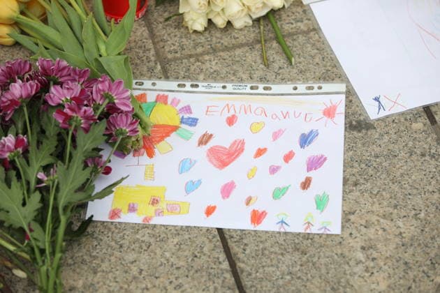 Menschen legen Blumen in Gedenken der beiden Todesopfer. In der Fußgängerzone der Leipziger Innenstadt ist am Montag ein 33-jähriger Leipziger mit seinem Auto in eine Menschenmenge gerast. Es gibt zwei Tote und zahlreiche Verletzte. Erst ein Poller stoppt die Fahrt am Ende der Grimmaischen Straße. Leipzig, 05.05.2026 Copyright: xAgenturxMatthiasxWehnertx xM.xGränzdörferx