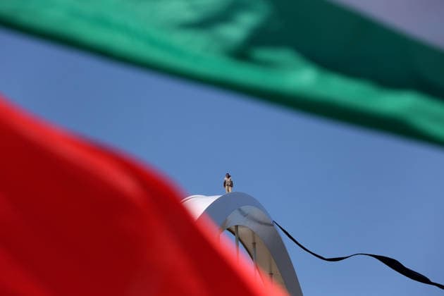 May 5, 2026, Washington, District Of Columbia, USA: Activist Guido Reichstadter sits atop the Frederick Douglass Memorial Bridge as protesters below hold Iranian and Palestinian flags in Washington DC, USA, on May 05, 2026. Reichstadter climbed onto the bridge on May 1 and has remained there in protest of what he described as the Trump regime s war in Iran and against AI development. Washington USA  - ZUMAs337 20260505_znp_s337_001 Copyright: xGentxShkullakux