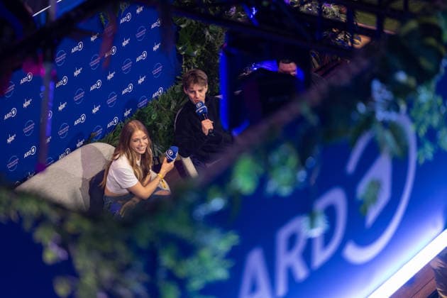Hamburg, OMR Festival Hamburg, 05.05.2026 Der Influencer Levi Pennell neben der Moderatorin Lola Weippert am Stand der ARD auf der OMR 2026