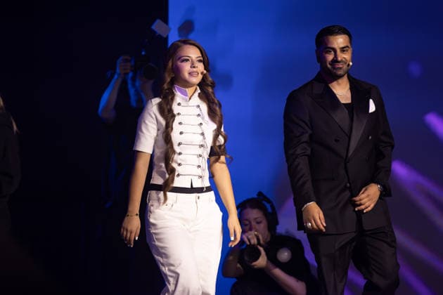 Hamburg, OMR Festival Hamburg, 05.05.2026 Die 15 jaehrige Saengerin und Influencerin Zahide zusammen mit Ihrem Manager Serdar Bogatekin auf dem Weg auf die Conference Stage der OMR