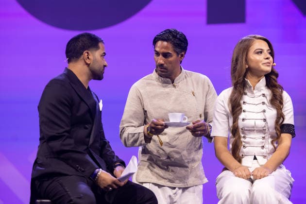 Hamburg, OMR Festival Hamburg, 05.05.2026 Die 15 jaehrige Saengerin und Influencerin Zahide (rechts) zusammen mit Ihrem Manager Serdar Bogatekin auf der Conference Stage der OMR. Serdar wird dabei ein Kaffee angeboten von First Date Star Nic Shanker (mitte)