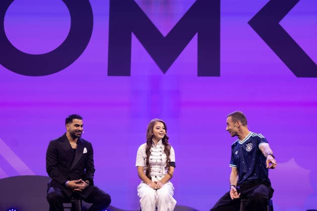 Hamburg, OMR Festival Hamburg, 05.05.2026 Die 15 jaehrige Saengerin und Influencerin Zahide (mitte) zusammen mit Ihrem Manager Serdar Bogatekin und Moderator Kai Pflaume auf der Conference Stage der OMR