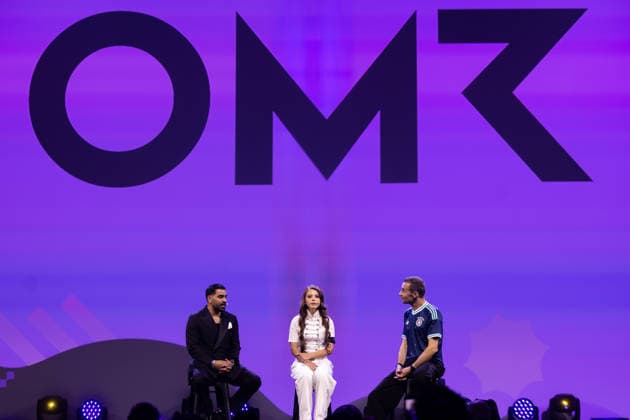 Hamburg, OMR Festival Hamburg, 05.05.2026 Die 15 jaehrige Saengerin und Influencerin Zahide (mitte) zusammen mit Ihrem Manager Serdar Bogatekin und Moderator Kai Pflaume auf der Conference Stage der OMR