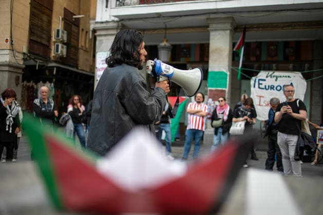 Demonstration for the freedom of Global Sumud Flotilla activists Saif Abu Keshek and Thiago Ávila in Madrid, Spain - 5 May 2026 A protester speaks with a megaphone during a pro-Palestinian rally. Protesters gather in front of the Ministry of Foreign Affairs in Madrid, to demand the release of Global Sumud Flotilla activists Saif Abu Keshek and Thiago Ávila. Brazilian activist Thiago Ávila and Spanish-Palestinian Saif Abu Keshek were intercepted on Thursday while traveling with the Global Sumud Flotilla to the Gaza Strip and are currently being held in Israel for questioning. Madrid Spain Copyright: xDavidxCanalesx xSOPAxImagesx DCFlotilla260505-29