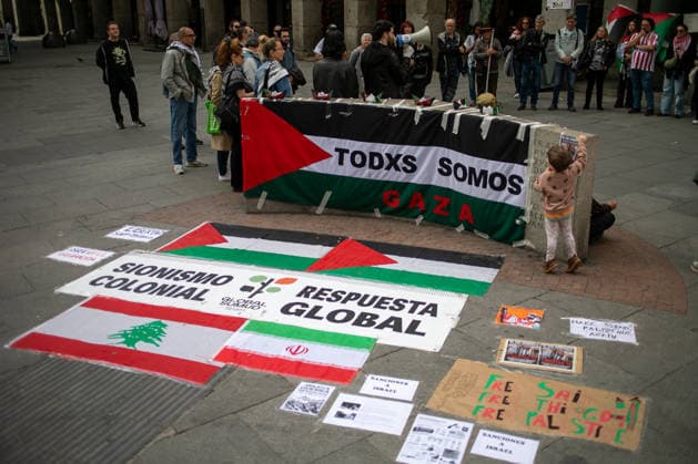 Demonstration for the freedom of Global Sumud Flotilla activists Saif Abu Keshek and Thiago Ávila in Madrid, Spain - 5 May 2026 Placards and flags are seen during a pro-Palestinian rally. Protesters gather in front of the Ministry of Foreign Affairs in Madrid, to demand the release of Global Sumud Flotilla activists Saif Abu Keshek and Thiago Ávila. Brazilian activist Thiago Ávila and Spanish-Palestinian Saif Abu Keshek were intercepted on Thursday while traveling with the Global Sumud Flotilla to the Gaza Strip and are currently being held in Israel for questioning. Madrid Spain Copyright: xDavidxCanalesx xSOPAxImagesx DCFlotilla260505-5