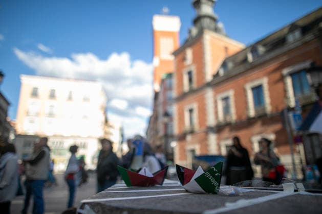 Demonstration for the freedom of Global Sumud Flotilla activists Saif Abu Keshek and Thiago Ávila in Madrid, Spain - 5 May 2026 A paper boat with Palestinian colors is seen during a pro-Palestinian rally. Protesters gather in front of the Ministry of Foreign Affairs in Madrid, to demand the release of Global Sumud Flotilla activists Saif Abu Keshek and Thiago Ávila. Brazilian activist Thiago Ávila and Spanish-Palestinian Saif Abu Keshek were intercepted on Thursday while traveling with the Global Sumud Flotilla to the Gaza Strip and are currently being held in Israel for questioning. Madrid Spain Copyright: xDavidxCanalesx xSOPAxImagesx DCFlotilla260505-41