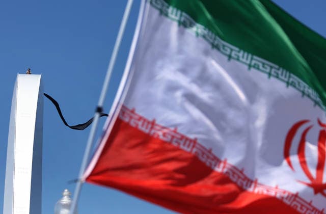 Activist Protesting Iran War Atop Frederick Douglass Bridge, in Washington DC, USA.Activist Protesting Iran War Atop Frederick Douglass Bridge, in Washington DC, USA. Activist Guido Reichstadter stands atop the Frederick Douglass Memorial Bridge as protesters below hold Iranian and Palestinian flags in Washington DC, USA, on May 05, 2026. Reichstadter climbed onto the bridge on May 1 and has remained there in protest of what he described as the Trump regime s war in Iran and against AI development. Washington USA  Copyright: xMatrixxImagesx xGentxShkullakux