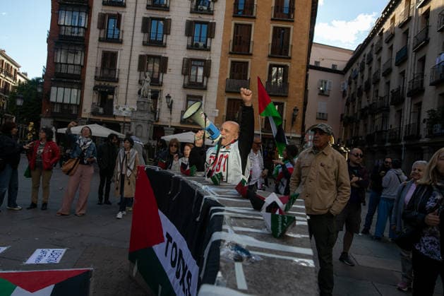 May 5, 2026, Madrid, Spain: A protester speaks with a megaphone during a pro-Palestinian rally. Protesters gather in front of the Ministry of Foreign Affairs in Madrid, to demand the release of Global Sumud Flotilla activists Saif Abu Keshek and Thiago Ãvila. Brazilian activist Thiago Ãvila and Spanish-Palestinian Saif Abu Keshek were intercepted on Thursday while traveling with the Global Sumud Flotilla to the Gaza Strip and are currently being held in Israel for questioning. Madrid Spain - ZUMAs197 20260505_aaa_s197_094 Copyright: xDavidxCanalesx
