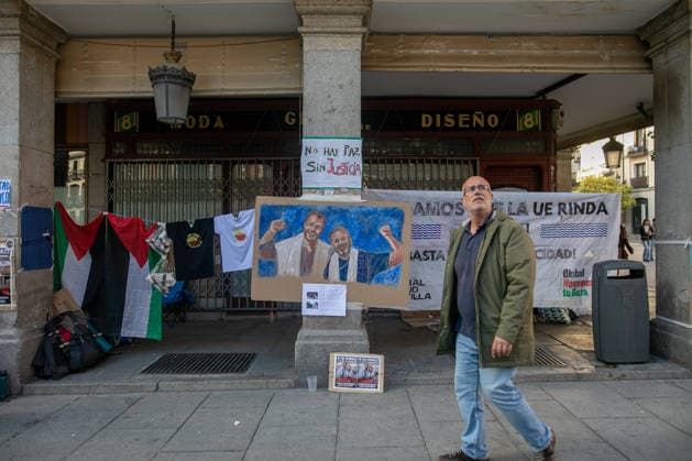 May 5, 2026, Madrid, Spain: Protesters walk past a portrait of activists Thiago Ãvila and Saif Abu Keshek during the Pro-Palestine rally. Protesters gather in front of the Ministry of Foreign Affairs in Madrid, to demand the release of Global Sumud Flotilla activists Saif Abu Keshek and Thiago Ãvila. Brazilian activist Thiago Ãvila and Spanish-Palestinian Saif Abu Keshek were intercepted on Thursday while traveling with the Global Sumud Flotilla to the Gaza Strip and are currently being held in Israel for questioning. Madrid Spain - ZUMAs197 20260505_aaa_s197_091 Copyright: xDavidxCanalesx