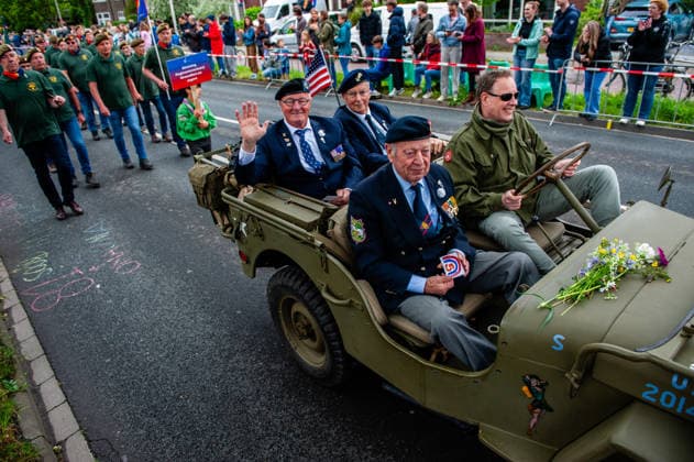 Liberation Day parade held in Wageningen - 05 May 2026 Some Dutch veterans are in military cars during the parade. The Liberation Parade reunites veterans and military successors to pay tribute to all those who gave their lives during WWII and to international military cooperation. Like in previous years, Canadian and English WWII veterans led the parade. Wageningen Netherlands Copyright: xAnaxFernandezx xSOPAxImagesx Ana_Fernandez_05052026_LiberationDayWageningen_023