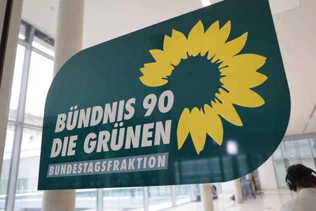 Logo der Bündnis 90 Die Grünen, Deutschland, Berlin, Reichstag, Bundestagsfraktion Bündnis 90 Die Grünen, Fraktionssitzung und Statement mit Katharina Dröge