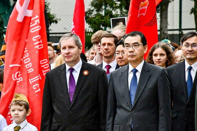 JAPAN, TOKYO - MAY 6, 2026: Nikolai Nozdrev and Wu Jianghao (L-R front), Ambassadors of Russia and China respectively, take part in an Immortal Regiment march ahead of Russia s Victory Day. On May 9, Russia celebrates 81 years since the victory of the Soviet Union over Nazi Germany in the Great Patriotic War, Eastern Front of World War II Tokyo Japan  - ZUMAt113 20260506_zaa_t113_002 Copyright: xIgorxBelovx