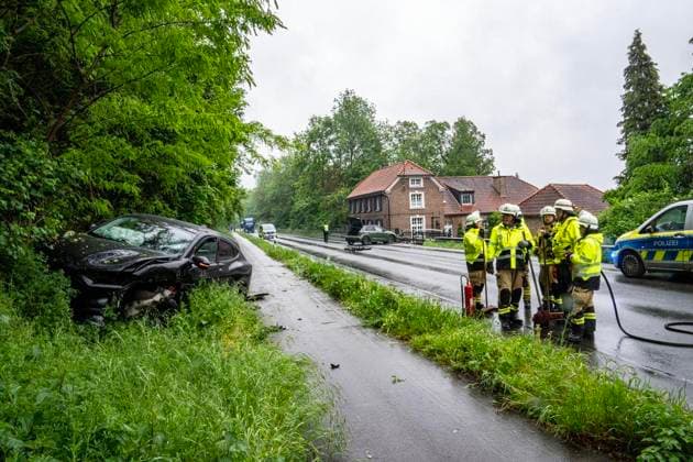 Frontalzusammenstoß, B57 in Xanten ** NUR FÜR REDAKTIONELLE ZWECKE ** EDITORIAL USE ONLY **<p>Zwei schwer beschädigte PKWs stehen am 6.5.2026 auf der B57 Xanten. Es kam zu einem Zusammenstoß. Foto : Arnulf Stoffel Funke Foto Services < p> Buntes Deutschland NRW Xanten Copyright: ArnulfxStoffel