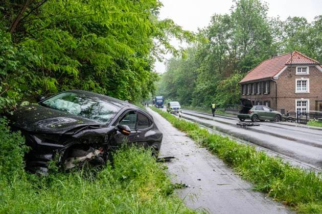 Frontalzusammenstoß, B57 in Xanten ** NUR FÜR REDAKTIONELLE ZWECKE ** EDITORIAL USE ONLY **<p>Zwei schwer beschädigte PKWs stehen am 6.5.2026 auf der B57 Xanten. Es kam zu einem Zusammenstoß. Foto : Arnulf Stoffel Funke Foto Services < p> Buntes Deutschland NRW Xanten Copyright: ArnulfxStoffel