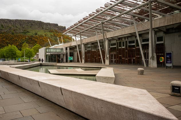 Images before the Scottish elections in Edinburgh, UK - 05 May 2026 The Scottish parliament building is seen with the volcanic hill, Arthur’s Seat, in the distance. A collection of illustrative photographs made before the Scottish Parliamentary elections. On the 7th May 2026, voters in Scotland will choose their next government in an election that is being seen as the firing of a starting pistol for a renewed push for Scottish Independence. Current polls show the Independence-supporting parties, the SNP and the Greens will form a majority bloc. In the event of their victory, the SNP state that on day one, they will table a motion to schedule a future independence referendum. Edinburgh United Kingdom Copyright: xNeilxMiltonx xSOPAxImagesx L1000115
