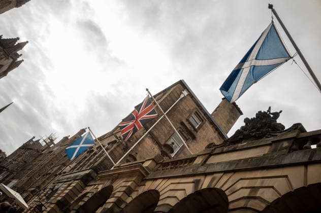 Images before the Scottish elections in Edinburgh, UK - 05 May 2026 The Saltire and Union flags fly outside Edinburgh City Chambers. A collection of illustrative photographs made before the Scottish Parliamentary elections. On the 7th May 2026, voters in Scotland will choose their next government in an election that is being seen as the firing of a starting pistol for a renewed push for Scottish Independence. Current polls show the Independence-supporting parties, the SNP and the Greens will form a majority bloc. In the event of their victory, the SNP state that on day one, they will table a motion to schedule a future independence referendum. Edinburgh United Kingdom Copyright: xNeilxMiltonx xSOPAxImagesx L1009972