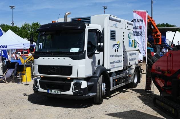 Die IFAT Munich 2026 ist die weltweit führende Fachmesse für Wasser-, Abwasser-, Abfall- und Rohstoffwirtschaft. Die Messe findet alle zwei Jahre auf dem Messegelände in München - Riem statt. Foto: Volvo FL LKW, MTS Saugbagger