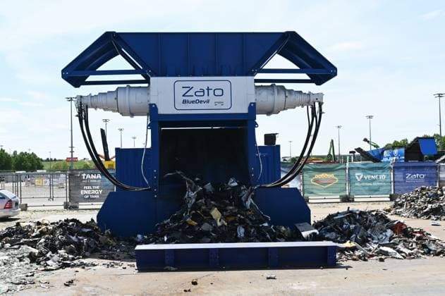 Die IFAT Munich 2026 ist die weltweit führende Fachmesse für Wasser-, Abwasser-, Abfall- und Rohstoffwirtschaft. Die Messe findet alle zwei Jahre auf dem Messegelände in München - Riem statt. Foto: Zato BlueDevil. Der Blue Devil ist ein leistungsstarker Zweiwellen-Industriezerkleinerer, der speziell für das Recycling von Metallschrott entwickelt wurde. Die Maschine dient häufig als Vorzerkleinerer, um sperrige Materialien wie Altfahrzeuge, Blechabfälle oder Mischschrott effizient zu verkleinern und zu verdichten.