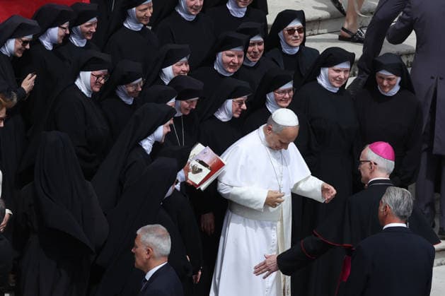 Vatican City - Italy, May 6, 2026: At the end of the ceremony, the customary greeting and photo with nuns from Poland. Pope Leo XIV presides over the Wednesday General Audience in St. Peter s Square, the day after US President Donald Trump s comments against him, accusing him of endangering Catholics around the world. This morning, thousands of faithful and pilgrims from around the world gathered in St. Peter s Square to participate in the Wednesday General Audience with Pope Leo XIV. A moment of prayer, listening, and communion that filled the square with hope, reflection, and joy.  Copyright: xmarcoxiacobuccix xipa-agency.netx xmarcoxiacobuccix IPA_Agency_IPA74466207