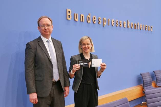 Berlin, Deutschland, 06.05.2026: Bundespressekonferenz: Pressekonferenz Datenschutz und Informationsfreiheit 2025: Andreas Hartl, Leitender Beamter und Stellvertreter der Bundesbeauftragten, und Louisa Specht-Riemenschneider, Bundesbeauftragte für den Datenschutz und die Informationsfreiheit (BfDI) Copyright: xdtsxNachrichtenagenturx dts_117926