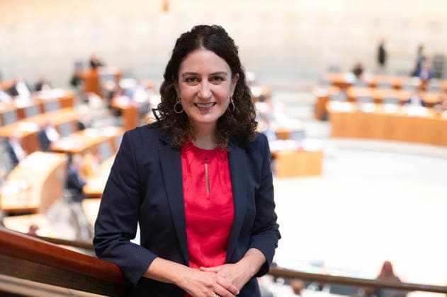 Ursula MECKLENBRAUCK wurde zur neuen Polizeibeauftragten des Landes Nordrhein-Westfalen gewaehlt, halbe Figur, Halbfigur, halber Koerper, 121. Sitzung des Landtags Nordrhein-Westfalen, im Landtag Nordrhein-Westfalen NRW, Duesseldorf am 06.05.2026,