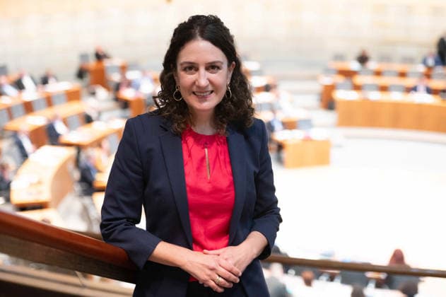 Ursula MECKLENBRAUCK wurde zur neuen Polizeibeauftragten des Landes Nordrhein-Westfalen gewaehlt, halbe Figur, Halbfigur, halber Koerper, 121. Sitzung des Landtags Nordrhein-Westfalen, im Landtag Nordrhein-Westfalen NRW, Duesseldorf am 06.05.2026,
