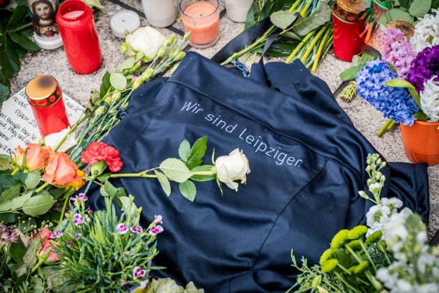 Menschen legen in der Innenstadt von Leipzig Blumen und Kerzen nieder, wenige Tage nach der Amokfahrt vom vergangenen Montag. Während Passanten der Opfer gedenken, kehrt der Alltag in die Innenstadt langsam zurück. Die Atmosphäre bleibt ruhig und von Anteilnahme geprägt. Hier an der Universität und an der Grimmaischen Straße Gedenken Leipzig