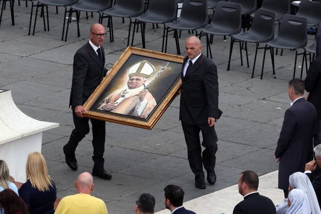 Vatican City - Italy, May 6, 2026: At the end of the audience, artists presented the Pontiff with a portrait on a canvas. Pope Leo XIV presided over the Wednesday General Audience in St. Peter s Square, the day after US President Donald Trump s comments against him, accusing him of endangering Catholics around the world. This morning, thousands of faithful and pilgrims from around the world gathered in St. Peter s Square to participate in the Wednesday General Audience with Pope Leo XIV. A moment of prayer, listening, and communion filled the square with hope, reflection, and joy.  Copyright: xmarcoxiacobuccix xipa-agency.netx xmarcoxiacobuccix IPA_Agency_IPA74466680