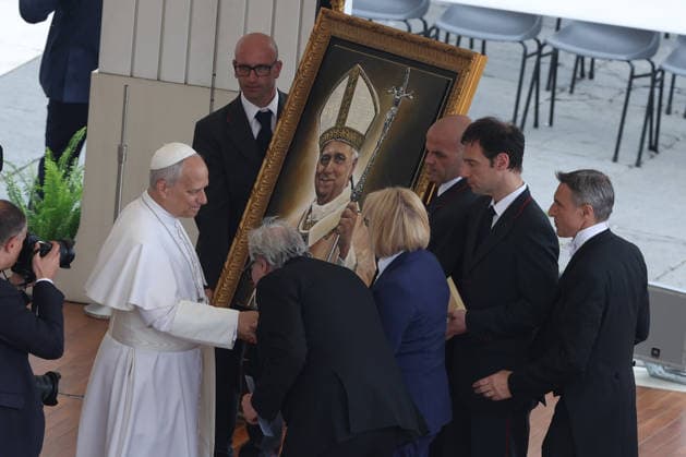 Vatican City - Italy, May 6, 2026: At the end of the audience, artists presented the Pontiff with a portrait on a canvas. Pope Leo XIV presided over the Wednesday General Audience in St. Peter s Square, the day after US President Donald Trump s comments against him, accusing him of endangering Catholics around the world. This morning, thousands of faithful and pilgrims from around the world gathered in St. Peter s Square to participate in the Wednesday General Audience with Pope Leo XIV. A moment of prayer, listening, and communion filled the square with hope, reflection, and joy.  Copyright: xmarcoxiacobuccix xipa-agency.netx xmarcoxiacobuccix IPA_Agency_IPA74466682