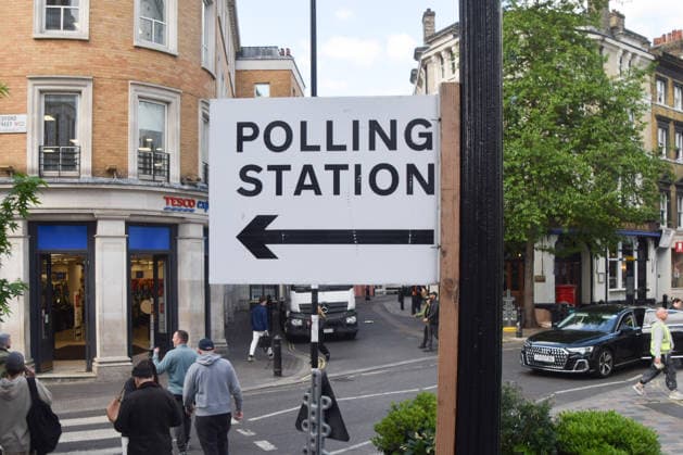 May 6, 2026, London, England, United Kingdom: A Polling Station sign has been installed in Central London ahead of the local council elections, taking place on 7th May. London United Kingdom  - ZUMAv130 20260506_zip_v130_006 Copyright: xVukxValcicx