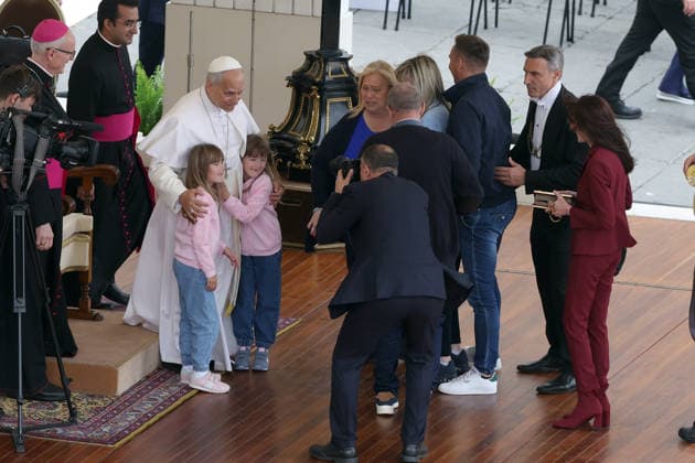 Vatican City - Italy, May 6, 2026: At the end of the audience, the pontiff embraces two little girls who run toward him. Pope Leo XIV presides over the Wednesday General Audience in St. Peter s Square, the day after US President Donald Trump s comments against him, accusing him of endangering Catholics around the world. This morning, thousands of faithful and pilgrims from around the world gathered in St. Peter s Square to participate in the Wednesday General Audience with Pope Leo XIV. A moment of prayer, listening, and communion that filled the square with hope, reflection, and joy. Copyright: xmarcoxiacobuccix xipa-agency.netx xmarcoxiacobuccix IPA_Agency_IPA74466691