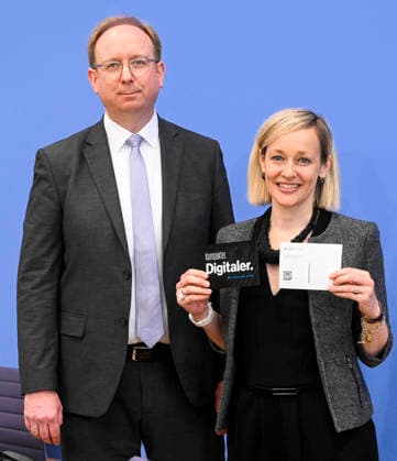 ABB BPK- Prof. Dr. Louisa Specht-Riemenschneider, Bundesbeauftragte für den Datenschutz und die Informationsfreiheit (BfDI) Andreas Hartl, Leitender Beamter und Stellvertreter der Bundesbeauftragten Thema-Datenschutz und Informationsfreiheit 2025 Zwischen Aufbruch und Risiko Vorstellung Bericht auf der BPK Berlin Bundespressekonferenz am 06.05.2026 Berlin Deutschland