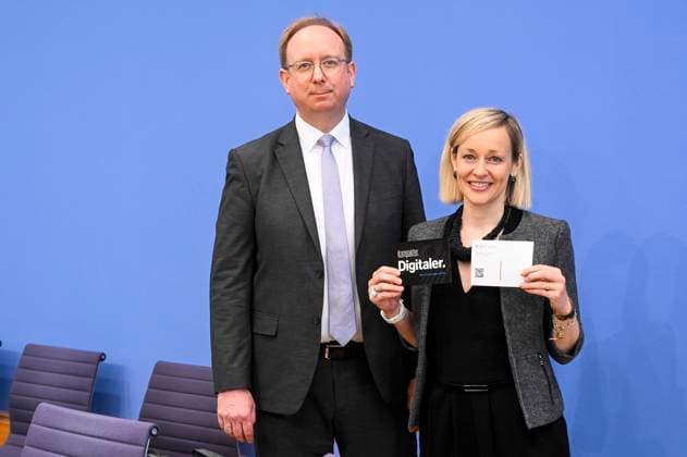 ABB BPK- Prof. Dr. Louisa Specht-Riemenschneider, Bundesbeauftragte für den Datenschutz und die Informationsfreiheit (BfDI) Andreas Hartl, Leitender Beamter und Stellvertreter der Bundesbeauftragten Thema-Datenschutz und Informationsfreiheit 2025 Zwischen Aufbruch und Risiko Vorstellung Bericht auf der BPK Berlin Bundespressekonferenz am 06.05.2026 Berlin Deutschland