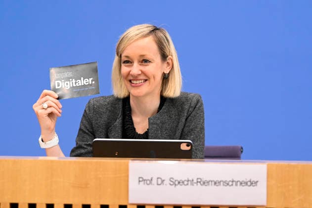 ABB BPK- Prof. Dr. Louisa Specht-Riemenschneider, Bundesbeauftragte für den Datenschutz und die Informationsfreiheit (BfDI) Thema-Datenschutz und Informationsfreiheit 2025 Zwischen Aufbruch und Risiko Vorstellung Bericht auf der BPK Berlin Bundespressekonferenz am 06.05.2026 Berlin Deutschland