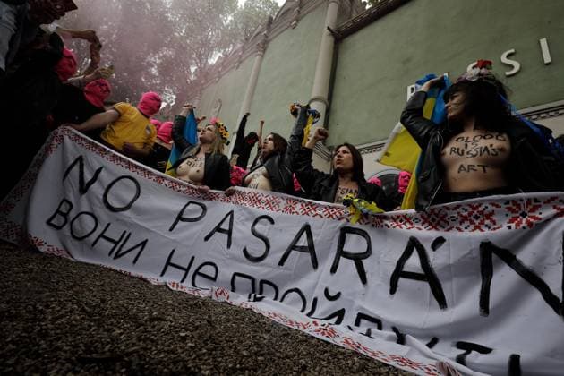 May 6, 2026, Venice, Rome, Italy: Pussy Riot storms the Venice Biennale with a protest staged in front of the Moscow Pavilion, Venice, 06 05 2026 Venice Italy  - ZUMAa289 20260506_zia_a289_018 Copyright: xMircoxToniolox xAgfx