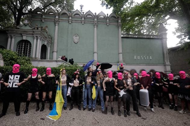 May 6, 2026, Venice, Rome, Italy: Pussy Riot storms the Venice Biennale with a protest staged in front of the Moscow Pavilion, Venice, 06 05 2026 Venice Italy  - ZUMAa289 20260506_zia_a289_029 Copyright: xMircoxToniolox xAgfx