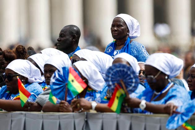 May 6, 2026, Vatican City, ITALIA ROMA: Faithful attends the weekly general audience by Pope Leo XIV in Saint Peters Square, Vatican City, 06 May 2026. ANSA ANGELO CARCONI. Vatican City ITALIA ROMA  - ZUMAa110 20260506_zaf_a110_014 Copyright: xAngeloxCarconix