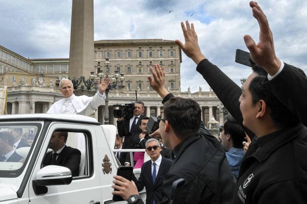 Pope Leo XIV Leads The General Audience - Vatican Pope Leo XIV attends the weekly general audience in Saint Peter’s square, Vatican on May 6, 2026. Photo by (EV) Simone Risoluti Vatican Media ABACAPRESS.COM Rome Vatican (or Holy See)  Copyright: xABACAx