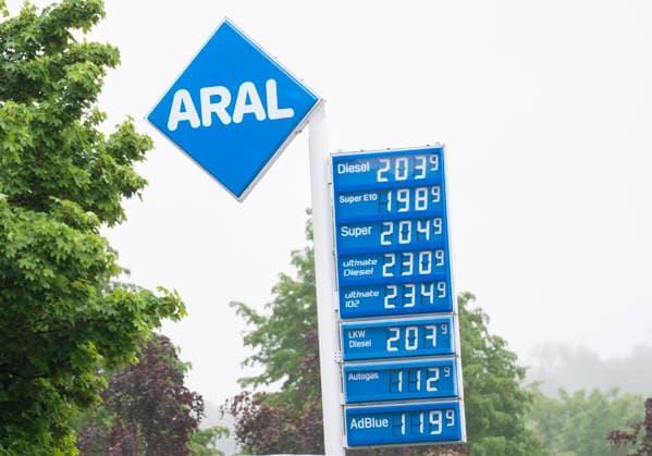 Benzinpreise am 06.05.2026. Die Preistafel einer Tankstelle mit aktuellen Kraftstoffpreisen für Diesel, Super E10, Super und Super Plus. Symbolbild zum Thema steigende Benzin- und Dieselpreise im Zusammenhang mit internationalen Energiepreisentwicklungen und geopolitischen Spannungen im Iran und im Nahen Osten. Copyright: MarcoxBader