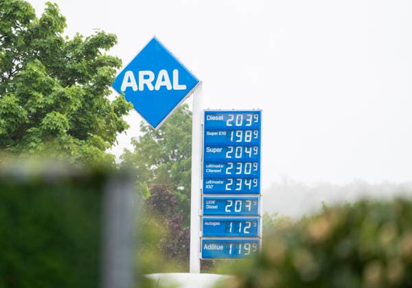 Benzinpreise am 06.05.2026. Die Preistafel einer Tankstelle mit aktuellen Kraftstoffpreisen für Diesel, Super E10, Super und Super Plus. Symbolbild zum Thema steigende Benzin- und Dieselpreise im Zusammenhang mit internationalen Energiepreisentwicklungen und geopolitischen Spannungen im Iran und im Nahen Osten. Copyright: MarcoxBader