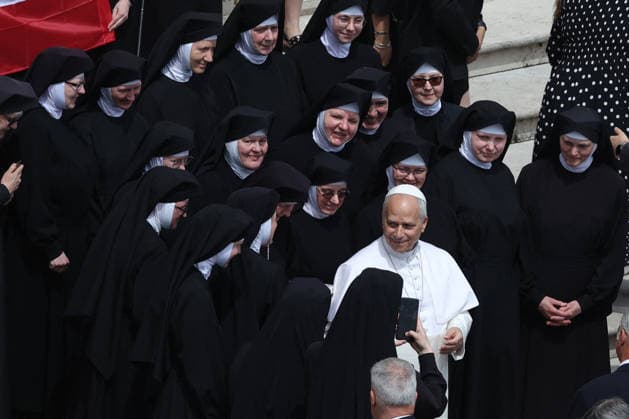 Pope Leo XIV Leads The General Audience - Vatican Vatican City - Italy, May 6, 2026: At the end of the ceremony, the customary greeting and photo with nuns from Poland. Pope Leo XIV presides over the Wednesday General Audience in St. Peter s Square, the day after US President Donald Trump s comments against him, accusing him of endangering Catholics around the world. This morning, thousands of faithful and pilgrims from around the world gathered in St. Peter s Square to participate in the Wednesday General Audience with Pope Leo XIV. A moment of prayer, listening, and communion that filled the square with hope, reflection, and joy. Photo by Marco Iacobucci IPA ABACAPRESS.COM Vatican City Italy Vatican (or Holy See) Copyright: xIPA ABACAx