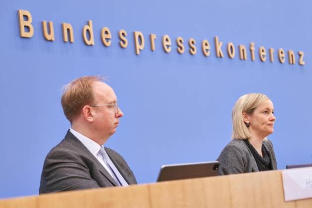 Berlin, Deutschland, 06.05.2026: Bundespressekonferenz: Pressekonferenz Datenschutz und Informationsfreiheit 2025: Andreas Hartl, Leitender Beamter und Stellvertreter der Bundesbeauftragten, und Louisa Specht-Riemenschneider, Bundesbeauftragte für den Datenschutz und die Informationsfreiheit (BfDI) Copyright: xdtsxNachrichtenagenturx dts_117932