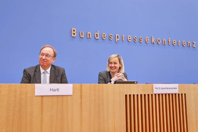 Berlin, Deutschland, 06.05.2026: Bundespressekonferenz: Pressekonferenz Datenschutz und Informationsfreiheit 2025: Andreas Hartl, Leitender Beamter und Stellvertreter der Bundesbeauftragten, und Louisa Specht-Riemenschneider, Bundesbeauftragte für den Datenschutz und die Informationsfreiheit (BfDI) Copyright: xdtsxNachrichtenagenturx dts_117939