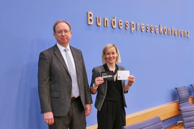 Berlin, Deutschland, 06.05.2026: Bundespressekonferenz: Pressekonferenz Datenschutz und Informationsfreiheit 2025: Andreas Hartl, Leitender Beamter und Stellvertreter der Bundesbeauftragten, und Louisa Specht-Riemenschneider, Bundesbeauftragte für den Datenschutz und die Informationsfreiheit (BfDI) Copyright: xdtsxNachrichtenagenturx dts_117943
