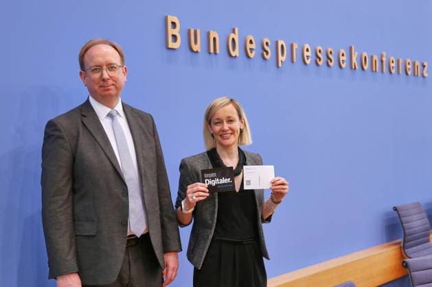 Berlin, Deutschland, 06.05.2026: Bundespressekonferenz: Pressekonferenz Datenschutz und Informationsfreiheit 2025: Andreas Hartl, Leitender Beamter und Stellvertreter der Bundesbeauftragten, und Louisa Specht-Riemenschneider, Bundesbeauftragte für den Datenschutz und die Informationsfreiheit (BfDI) Copyright: xdtsxNachrichtenagenturx dts_117945