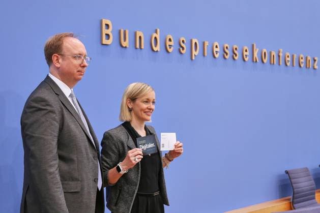 Berlin, Deutschland, 06.05.2026: Bundespressekonferenz: Pressekonferenz Datenschutz und Informationsfreiheit 2025: Andreas Hartl, Leitender Beamter und Stellvertreter der Bundesbeauftragten, und Louisa Specht-Riemenschneider, Bundesbeauftragte für den Datenschutz und die Informationsfreiheit (BfDI) Copyright: xdtsxNachrichtenagenturx dts_117947